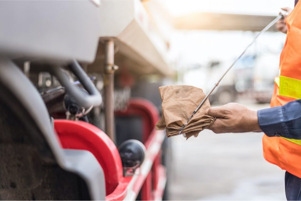 what causes low oil pressure